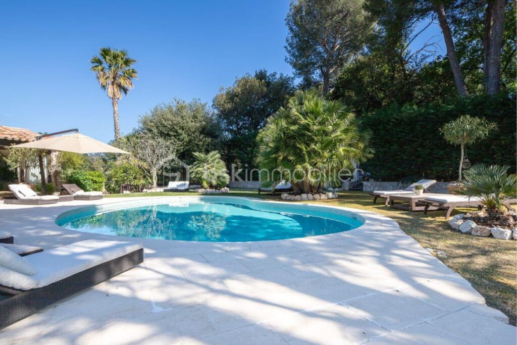 Saint Paul de Vence belle propriété au calme 6 chambres – 10 pièces – 6 chambres – 490 m²