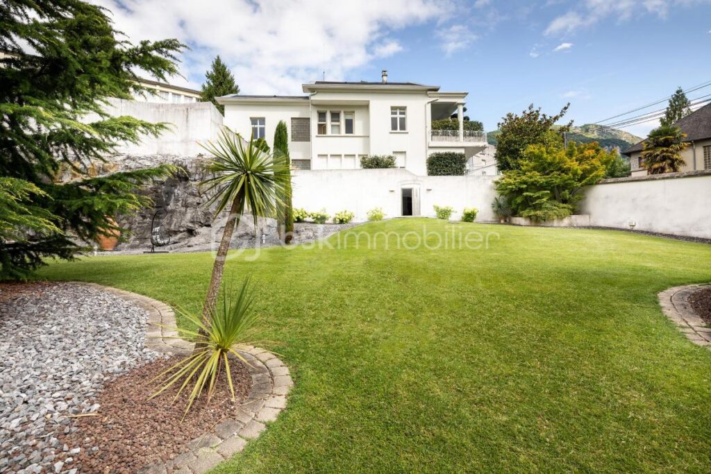 Profitez du luxe paisible d’une maison d’architecte au cœur de Lourdes – 8 pièces – 5 chambres – 310 m²