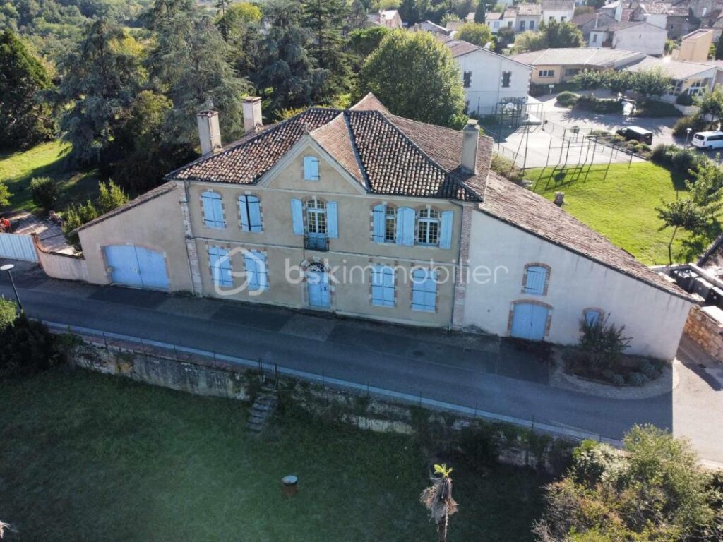 Vivez l’élégance intemporelle dans une maison historique d’Auvillar – 8 pièces – 4 chambres – 488 m²