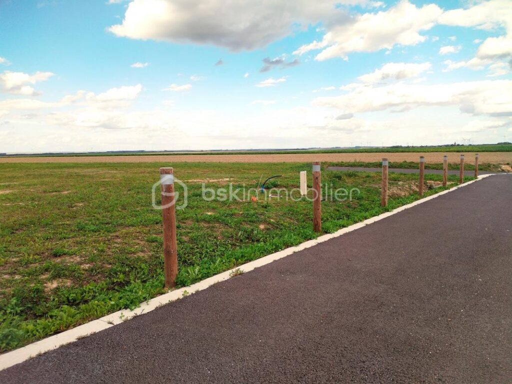 Agréable terrain situé dans un joli village – NR pièces – NR chambres – 778 m²