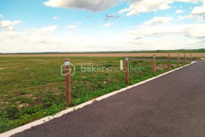 Agréable terrain situé dans un joli village – NR pièces – NR chambres – 778 m²