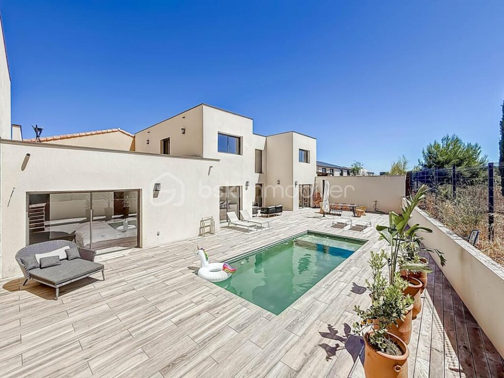 *** VILLA CONTEMPORAINE DE 240 M² SUR 1000 M² AVEC BUREAUX DE 106 M² ET HANGAR DE 200 M² – MONTARNAUD *** – 8 pièces – 4 chambres – 346 m²