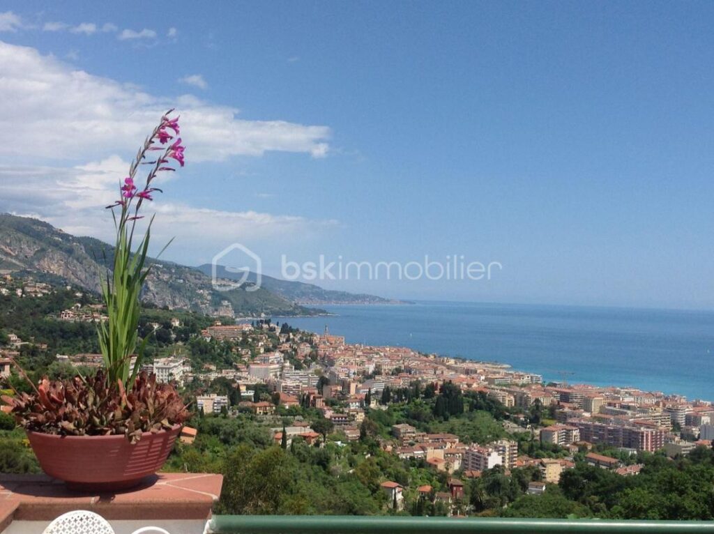 ✨ Villa avec potentiel unique – Menton, quartier résidentiel ✨Vue mer et montagne – 4 pièces – 3 chambres – 110 m²