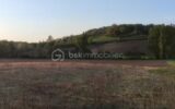 VENDS BEAU TERRAIN DE 2478 M2 AU CALME PROCHE MONCLAR DE QUERCY – NR pièces – NR chambres – 2478 m²