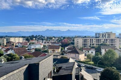 Appartement spacieux au cinquième et dernier étage avec garage privé – 5 pièces – 2 chambres – 88 m²