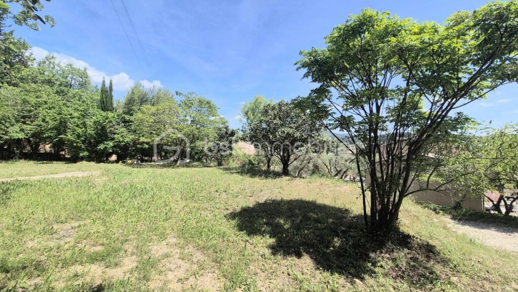 CUERS – Terrain plat constructible de 806 m² – Calme – NR pièces – NR chambres – 806 m²