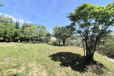CUERS – Terrain plat constructible de 806 m² – Calme – NR pièces – NR chambres – 806 m²