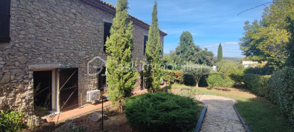 merveilleuse villa de caractere avec T2 indépendant piscine – 7 pièces – 4 chambres – 180 m²