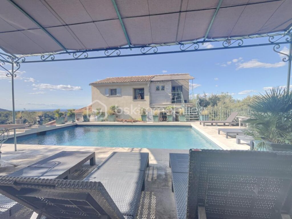 Ménerbes – Exceptionnelle Propriété avec Vues à 360° – Maison Principale, Pigeonnier & Jardin Piscine – 8 pièces – 3 chambres – 176 m²