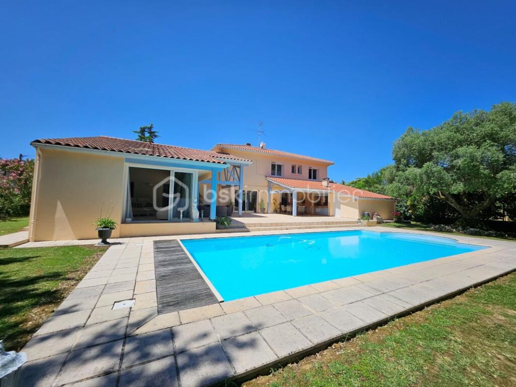 Maison de prestige de 244 m² – 5 pièces – 3 chambres – 244 m²