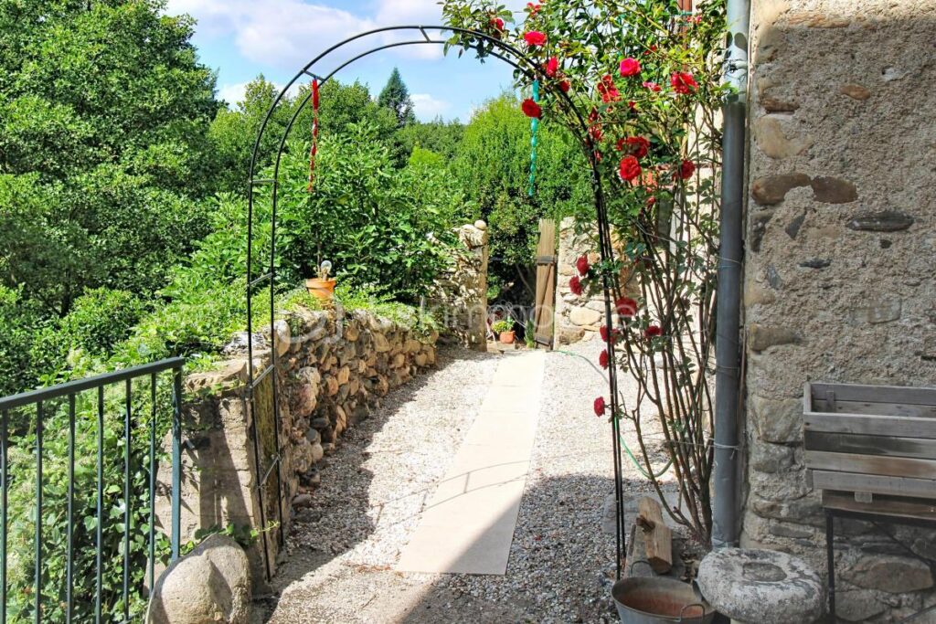 Maison de village en bord de rivière – 9 pièces – 3 chambres – 150 m²