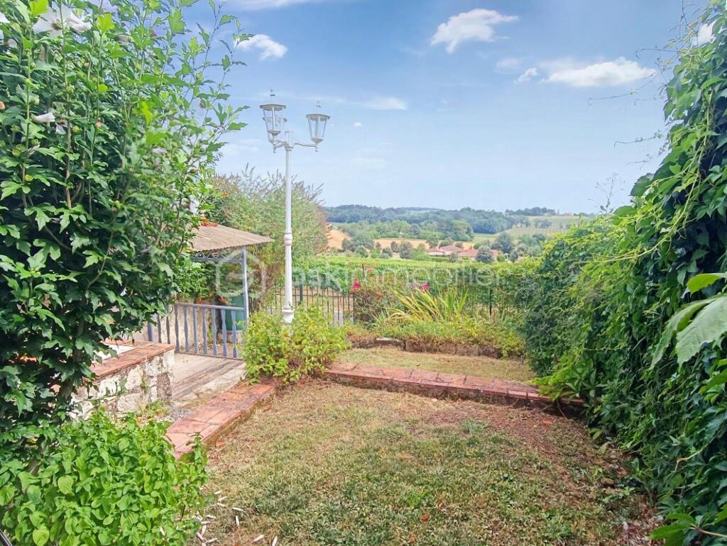 Un fragment d’histoire rien qu’à vous – Ancienne Tour de Guet avec jardin ! – 4 pièces – 2 chambres – 150 m²