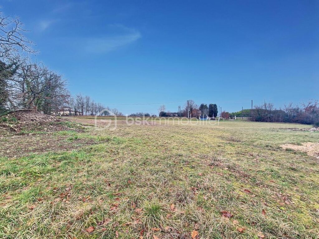 Terrain constructible avec permis de construire à Lauzerte – Un coin de paradis en pleine nature ! 🌿 – NR pièces – NR chambres – 5000 m²