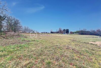 Terrain constructible avec permis de construire à Lauzerte – Un coin de paradis en pleine nature ! 🌿 – NR pièces – NR chambres – 5000 m²