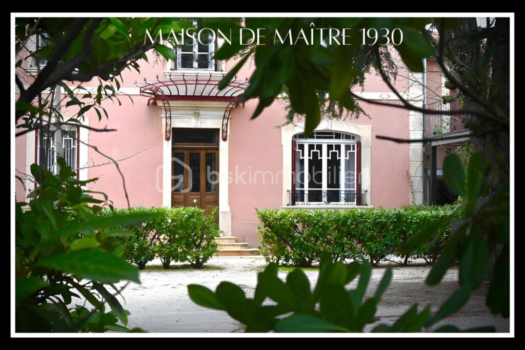 Demeure des années 1930 avec jardin arboré de 1900 m² Appartement Indépendant – 8 pièces – 5 chambres – 350 m²
