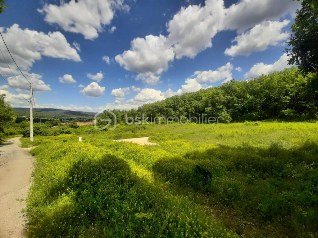🌿 À vendre – Terrain constructible de 800 m² au cœur du Luberon – NR pièces – NR chambres – 800 m²