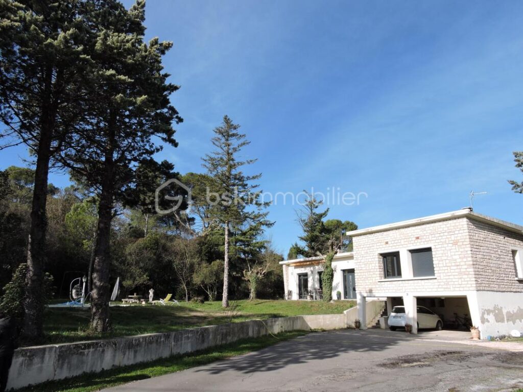 A SAISIR- MAGNIFIQUE VILLA DE PLAIN PIED AVEC PISCINE 7 PIECES -201m² TERRAIN CONSTRUCTIBLE SUR 3380 m² – 7 pièces – 6 chambres – 201 m²