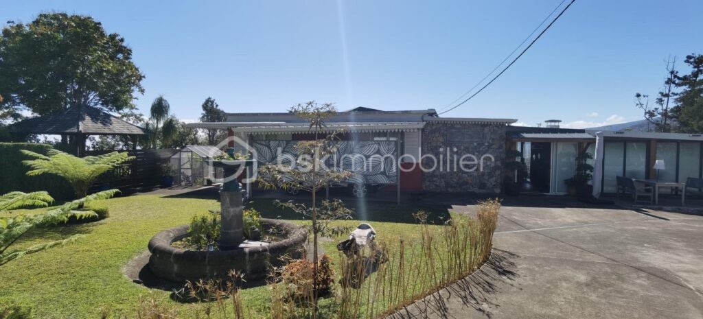 A VENDRE – VILLA SUR DOMAINE – LE BRULE – SAINT DENIS – 8 pièces – 4 chambres – 267 m²