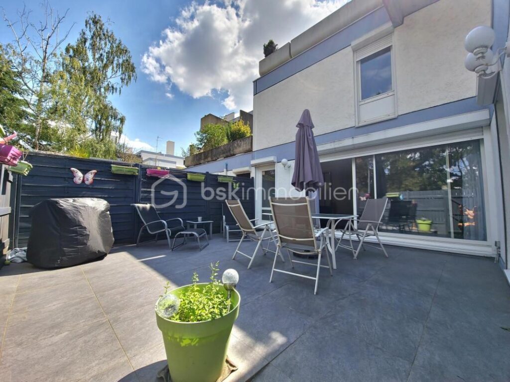 Appartement en Rdc de plus de 124 m² utile avec terrasse de 33 m² attenante – 5 pièces lumineuses en parfait état – 5 pièces – 3 chambres – 99 m²