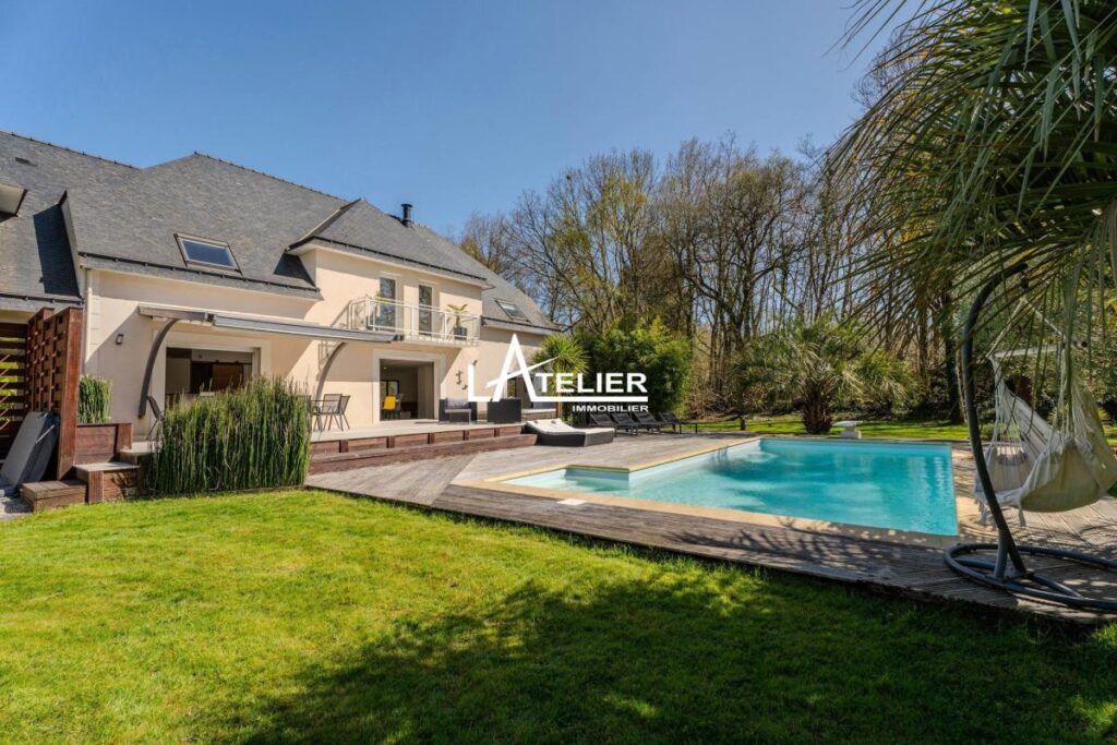 Villa de standing avec jardin luxuriant, intimité préservée – 9 pièces – 7 chambres – 283 m²