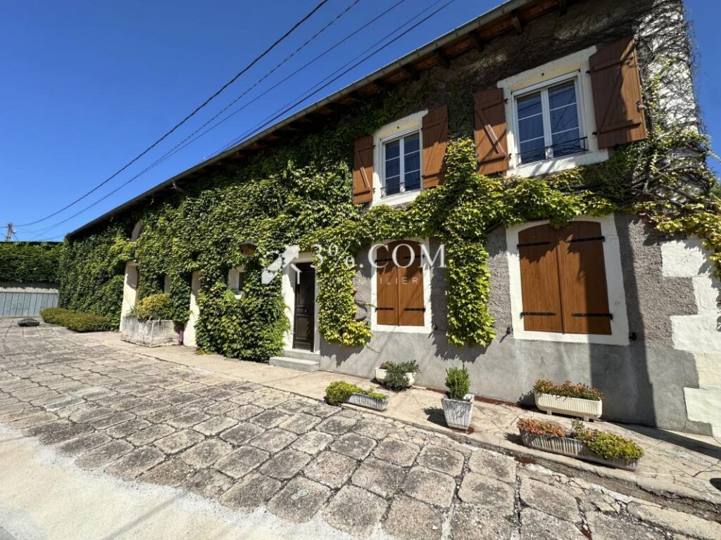 MAISON DE VILLAGE 300 M2 – TERRAIN 8.5 HECTARES – BOX POUR C – 12 pièces – 5 chambres – 300 m²