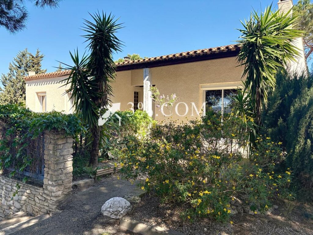 Charmante Maison de 178 m2 +Local professionnel de 150 m2 d – 8 pièces – 4 chambres – 178 m²