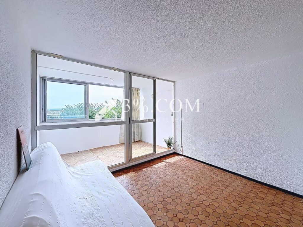 Studio de 27.4 m2 avec loggia, vue sur les Salins, piscine e – 1 pièce – NR chambres – 27 m²