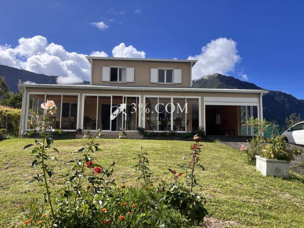 Maison familiale 159m2, 4ch, 1139M2 terrain Salazie – 8 pièces – 4 chambres – 159 m²