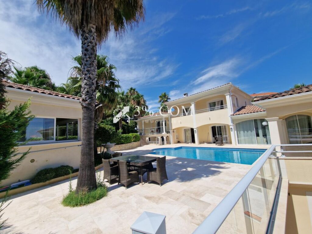 Luxueuse villa avec vue sur l’Estérel – 15 pièces – 11 chambres – 300 m²