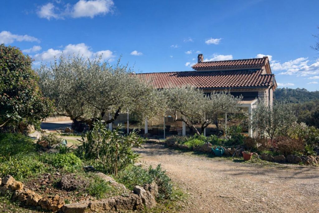 Ensemble immobilier Flassans 300 m2 – 11 pièces – 5 chambres – 330 m²