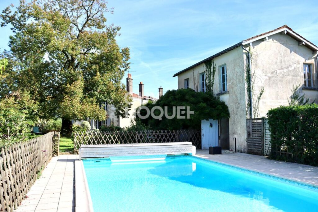 Maison à Foussais-Payré – 5 pièces – 6 chambres – 221 m²