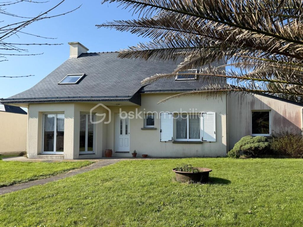 Portsall : vie de plain-pied à 150 mètres des plages – 7 pièces – 5 chambres – 141 m²