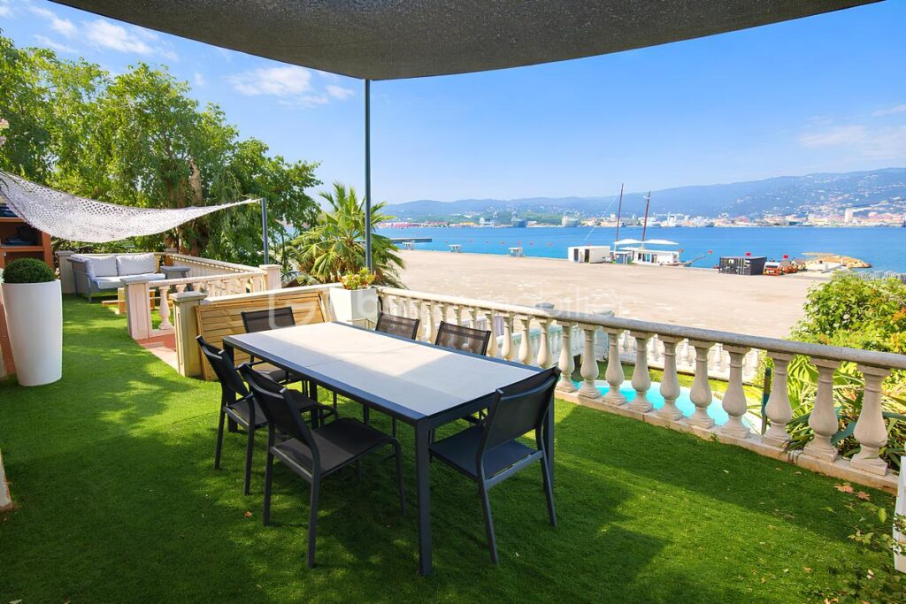VILLA DE PLAIN-PIED VUE MER – 167 m² – TERRASSES – PISCINE – ROOF-TOP – À 50 MÈTRES DE LA MER – PROCHE PLAGES DES SABLETTES – 3 CHAMBRES + DÉPENDANCE – 599 000 € – 6 pièces – 4 chambres – 167 m²