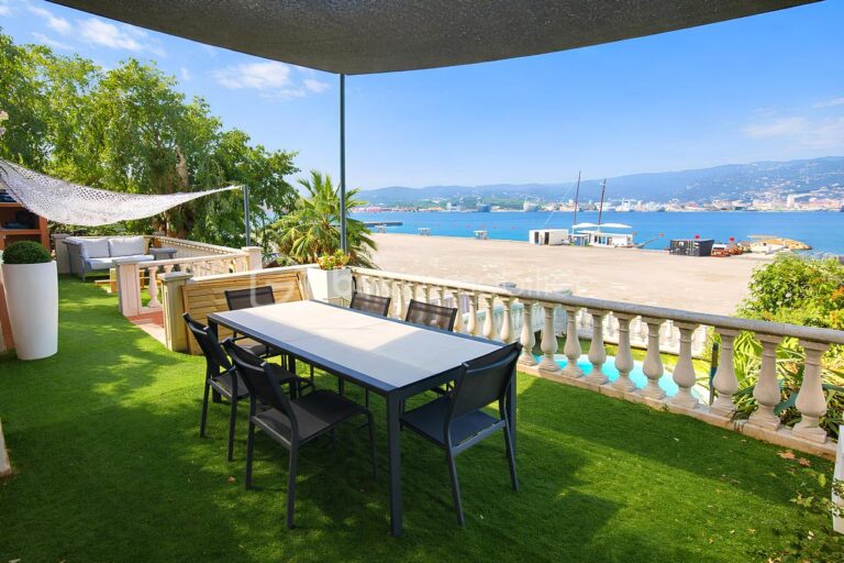 VILLA DE PLAIN-PIED VUE MER – 167 m² – TERRASSES – PISCINE – ROOF-TOP – À 50 MÈTRES DE LA MER – PROCHE PLAGES DES SABLETTES – 3 CHAMBRES + DÉPENDANCE – 599 000 € – 6 pièces – 4 chambres – 167 m²