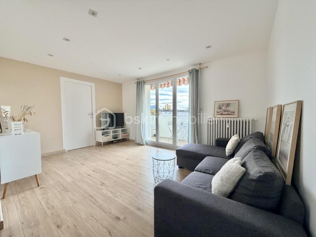 T3 traversant Annecy avec vue sur le Veyrier et le Semnoz – 3 pièces – 2 chambres – 61 m²