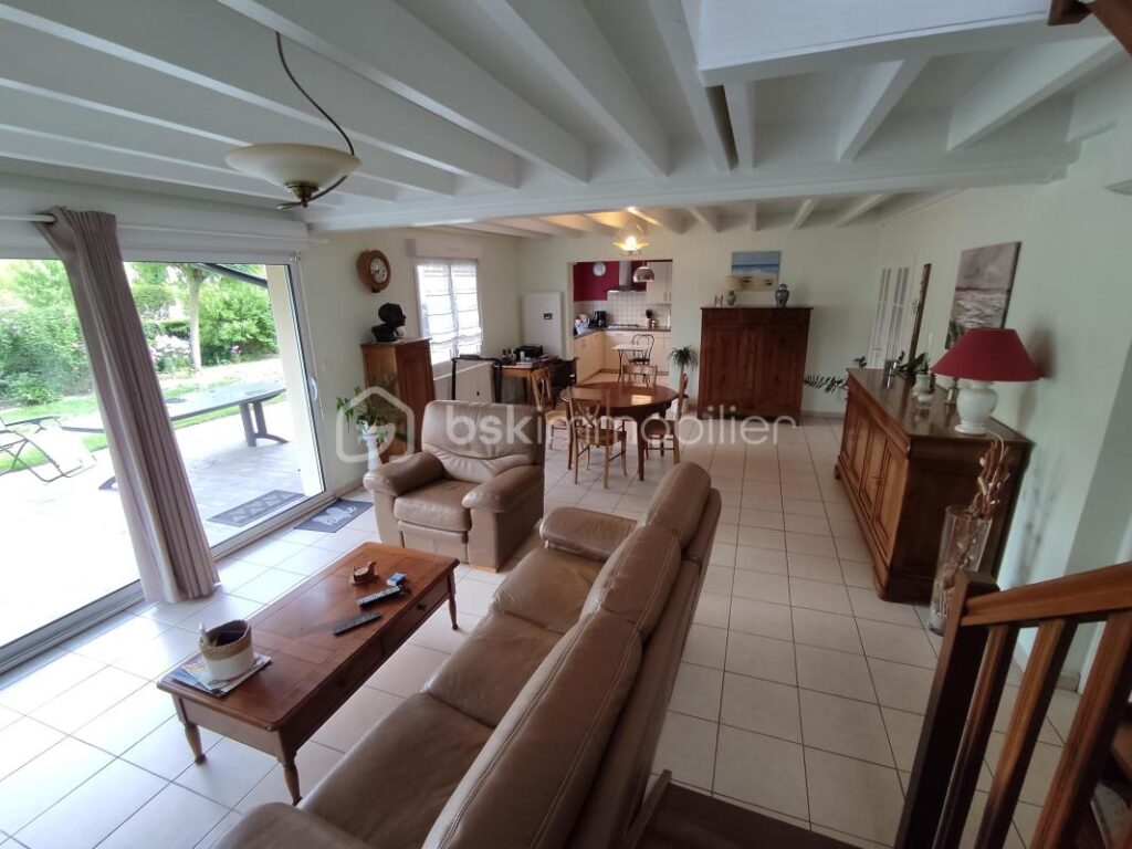 Propriété située au sein d’une résidence sécurisée – 7 pièces – 5 chambres – 155 m²