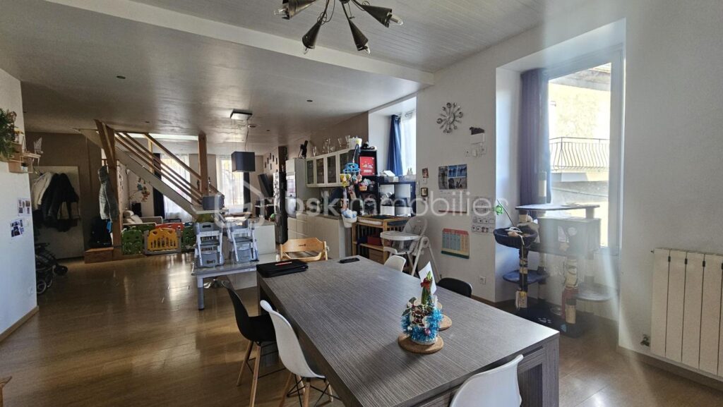 Maison 154 m² habitable + studio en sous sol ( à rénover entièrement ) – 6 pièces – 4 chambres – 154 m²