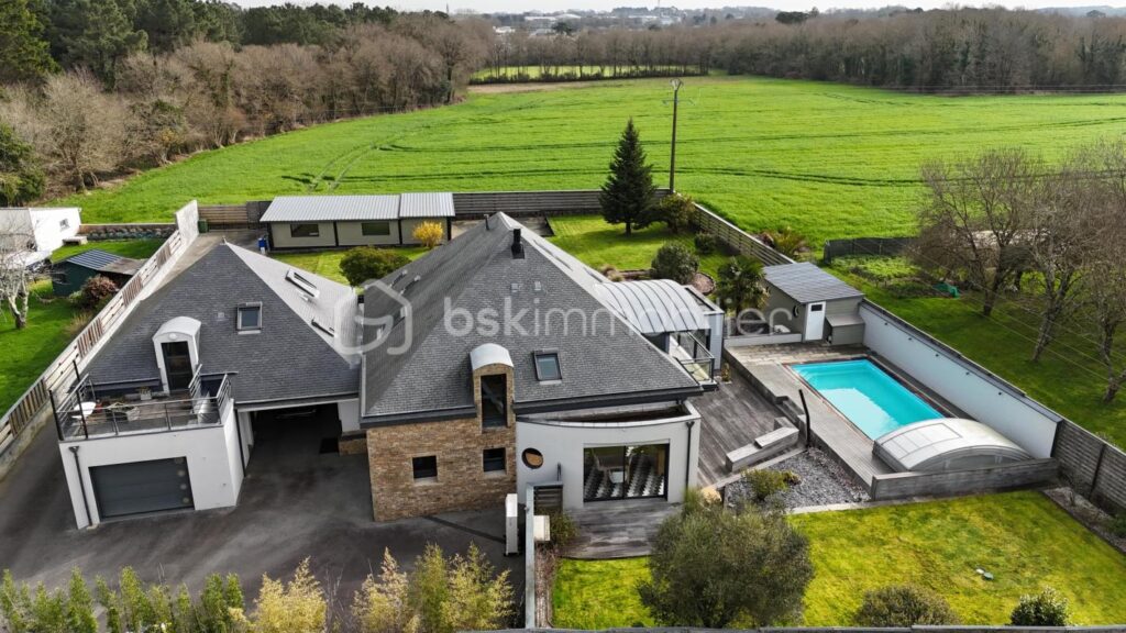 Maison contemporaine de 200 m² avec piscine et appartement indépendant – 10 pièces – 6 chambres – 270 m²