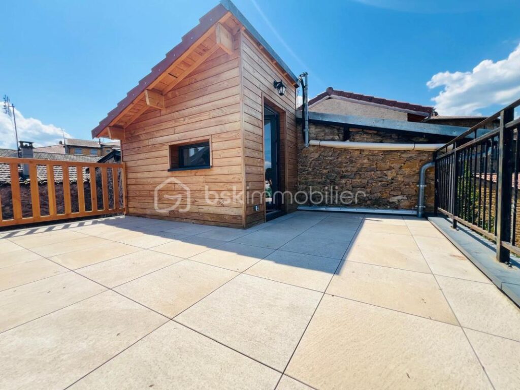 MAISON T3 AVEC TERRASSE – CHARME DES PIERRES DOREES ET DU BOIS – 3 pièces – 2 chambres – 93 m²