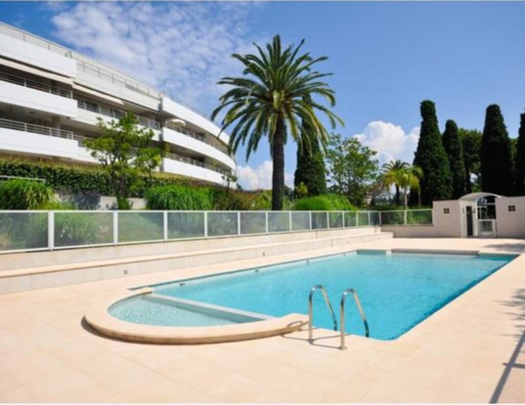 NICE OUEST – AV. DE LA LANTERNE / FABRON 4P – 120 m² – Terrasses 48 m² – Vue mer – Clim – Piscine – Garages – 4 pièces – 3 chambres – 120 m²