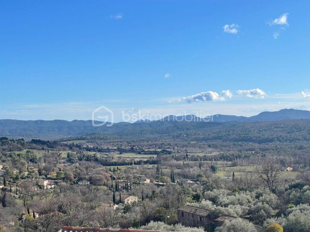 3 pièces avec cheminée et vue dégagée dans village provençal – 3 pièces – 2 chambres – 78 m²