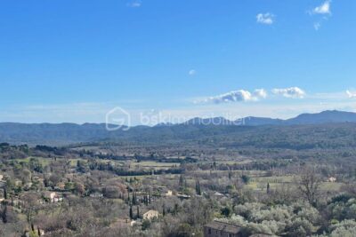3 pièces avec cheminée et vue dégagée dans village provençal – 3 pièces – 2 chambres – 78 m²