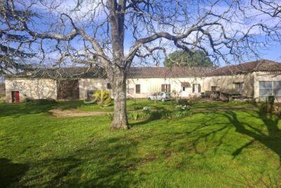 Corps de ferme en partie habitable – 500 m² sur terrain de 3000 m² – 6 pièces – 2 chambres – 109 m²