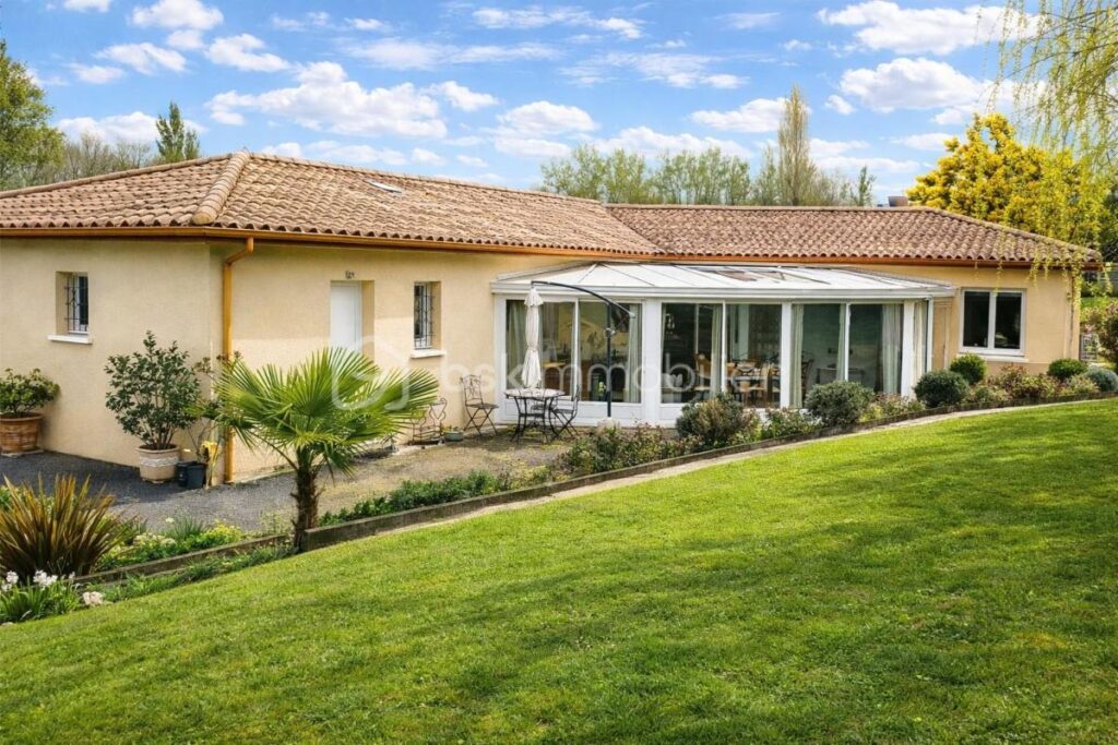 Havre de paix avec vue dégagée sur la campagne – Piscine – Terrain arboré – À 3 min des commerces et 5 min de la gare – 6 pièces – 4 chambres – 152 m²