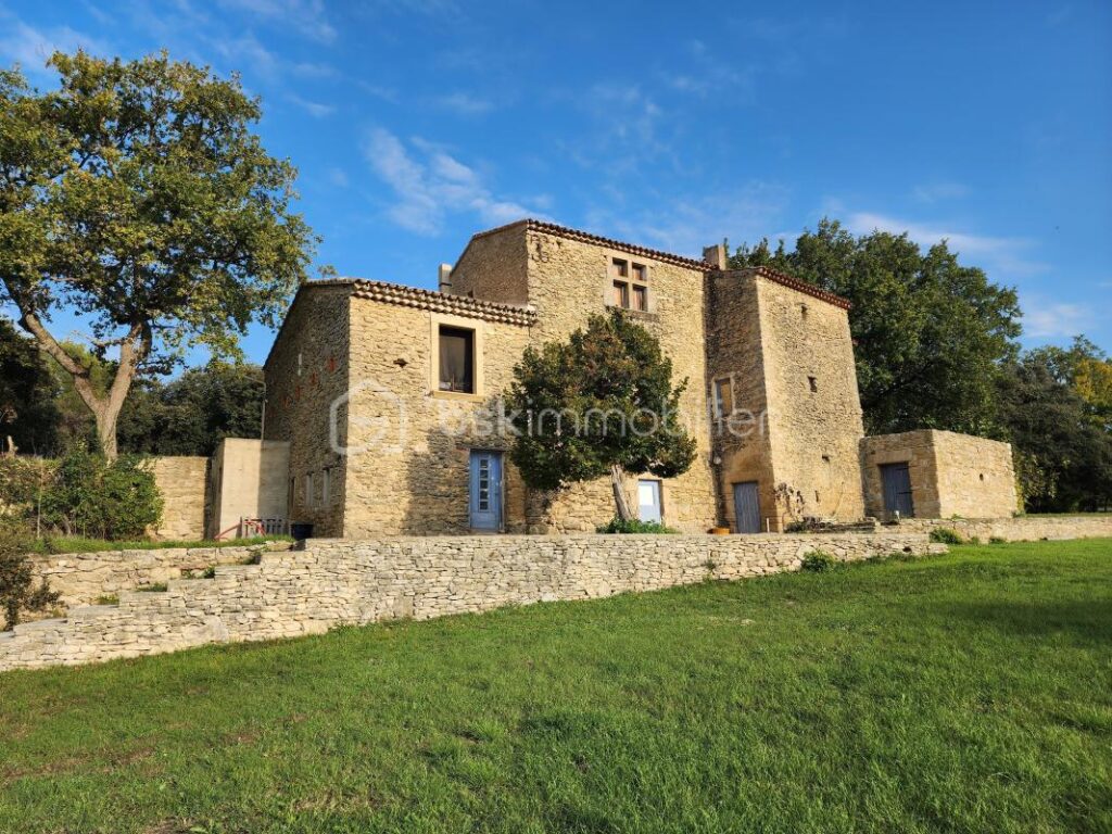 Bâtisse en pierres du 16ème siècle avec vue imprenable sur la Sainte-Victoire, proche de Lourmarin – 13 pièces – 6 chambres – 400 m²