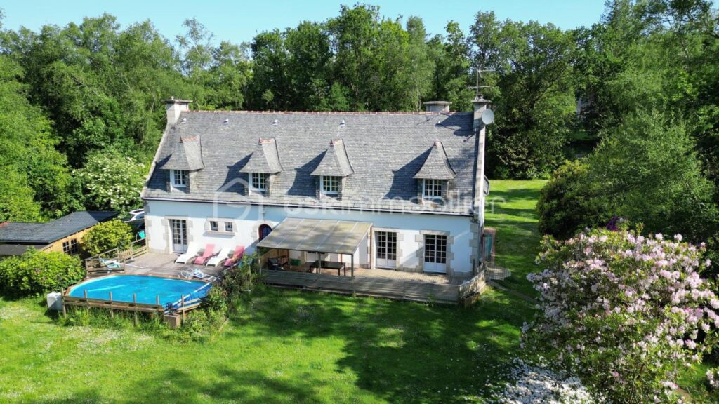 Propriété dans un environnement boisé – 8 pièces – 6 chambres – 236 m²