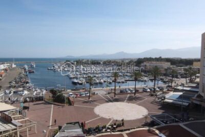 A VENDRE APPARTEMENT T3 DE 56M² A SAINT CYPRIEN PLAGE – COTE PORT – VUE MER ET PORT DE PLAISANCE – DEUX CHAMBRES – LOGGIA – PARKING PRIVE – CAVE INDIVIDUELLE – ASCENSEUR – 3 pièces – 2 chambres – 56 m²