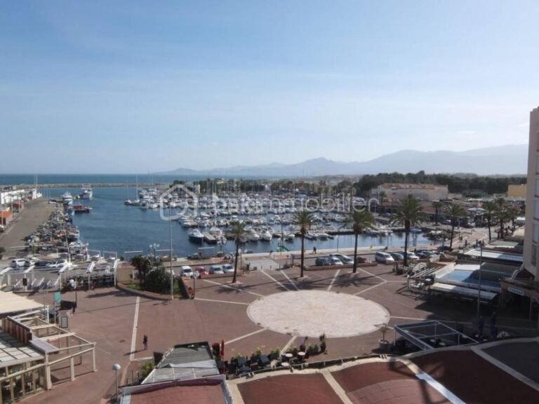 A VENDRE APPARTEMENT T3 DE 56M² A SAINT CYPRIEN PLAGE – COTE PORT – VUE MER ET PORT DE PLAISANCE – DEUX CHAMBRES – LOGGIA – PARKING PRIVE – CAVE INDIVIDUELLE – ASCENSEUR – 3 pièces – 2 chambres – 56 m²