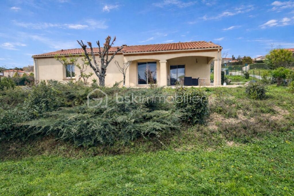 BELLE MAISON SUR SOUS SOL SEMI ENTERRE – BONNES PRESTATIONS – 4/5 CHAMBRES- – 6 pièces – 4 chambres – 134 m²