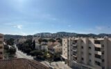 Appartement spacieux de 106 m2 avec vue panoramique sur la ville de Hyères, les collines, et la mer – 5 pièces – 3 chambres – 106 m²